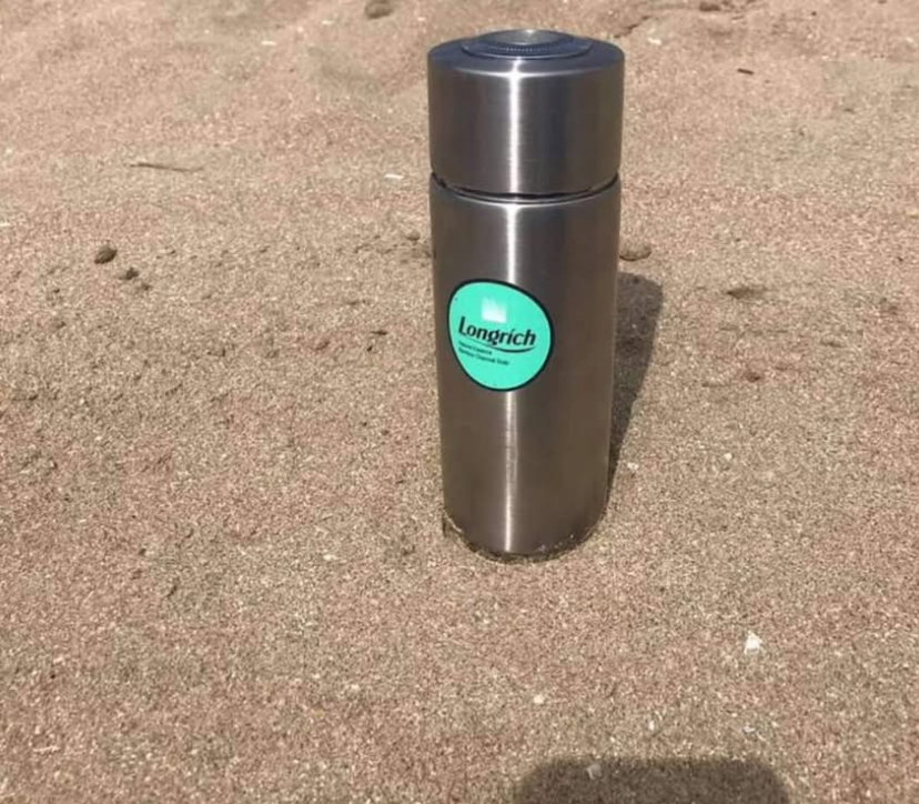 Le gobelet alcalin Longrich est assez spécial. Il transforme toute eau, acide ou neutre en une eau alcaline ionisée de pH 7,45 à 8 saine et potable.  Assure un approvisionnement en eau purifiée et un pH équilibré tout le temps grâce à l’élimination de l’excès Il élimine le chlore et les métaux nocifs Une enquête menée par l’OMS a révélé que près de 80% des maladies humaines sont dues à l’eau potable impure.  Boire de l’eau alcaline ionisée contribue au maintien de l’équilibre acide/basique dans notre corps. Le niveau d’alcalinité est en effet très important, car les recherches ont déjà prouvé que les bactéries et maladies ne peuvent pas survivre dans un état alcalin, mais qu’elles ont tendance à prospérer dans un environnement acide._8