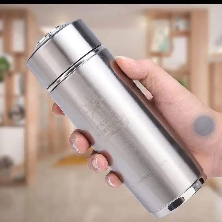 Le gobelet alcalin Longrich est assez spécial. Il transforme toute eau, acide ou neutre en une eau alcaline ionisée de pH 7,45 à 8 saine et potable.  Assure un approvisionnement en eau purifiée et un pH équilibré tout le temps grâce à l’élimination de l’excès Il élimine le chlore et les métaux nocifs Une enquête menée par l’OMS a révélé que près de 80% des maladies humaines sont dues à l’eau potable impure.  Boire de l’eau alcaline ionisée contribue au maintien de l’équilibre acide/basique dans notre corps. Le niveau d’alcalinité est en effet très important, car les recherches ont déjà prouvé que les bactéries et maladies ne peuvent pas survivre dans un état alcalin, mais qu’elles ont tendance à prospérer dans un environnement acide._7