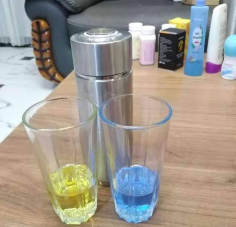 Le gobelet alcalin Longrich est assez spécial. Il transforme toute eau, acide ou neutre en une eau alcaline ionisée de pH 7,45 à 8 saine et potable.  Assure un approvisionnement en eau purifiée et un pH équilibré tout le temps grâce à l’élimination de l’excès Il élimine le chlore et les métaux nocifs Une enquête menée par l’OMS a révélé que près de 80% des maladies humaines sont dues à l’eau potable impure.  Boire de l’eau alcaline ionisée contribue au maintien de l’équilibre acide/basique dans notre corps. Le niveau d’alcalinité est en effet très important, car les recherches ont déjà prouvé que les bactéries et maladies ne peuvent pas survivre dans un état alcalin, mais qu’elles ont tendance à prospérer dans un environnement acide._9