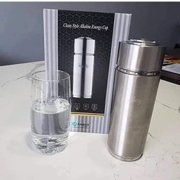 Le gobelet alcalin Longrich est assez spécial. Il transforme toute eau, acide ou neutre en une eau alcaline ionisée de pH 7,45 à 8 saine et potable.  Assure un approvisionnement en eau purifiée et un pH équilibré tout le temps grâce à l’élimination de l’excès Il élimine le chlore et les métaux nocifs Une enquête menée par l’OMS a révélé que près de 80% des maladies humaines sont dues à l’eau potable impure.  Boire de l’eau alcaline ionisée contribue au maintien de l’équilibre acide/basique dans notre corps. Le niveau d’alcalinité est en effet très important, car les recherches ont déjà prouvé que les bactéries et maladies ne peuvent pas survivre dans un état alcalin, mais qu’elles ont tendance à prospérer dans un environnement acide.