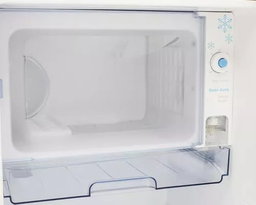 Refrigerador Hisense RR63D6W color negro con capacidad de 173L 127V