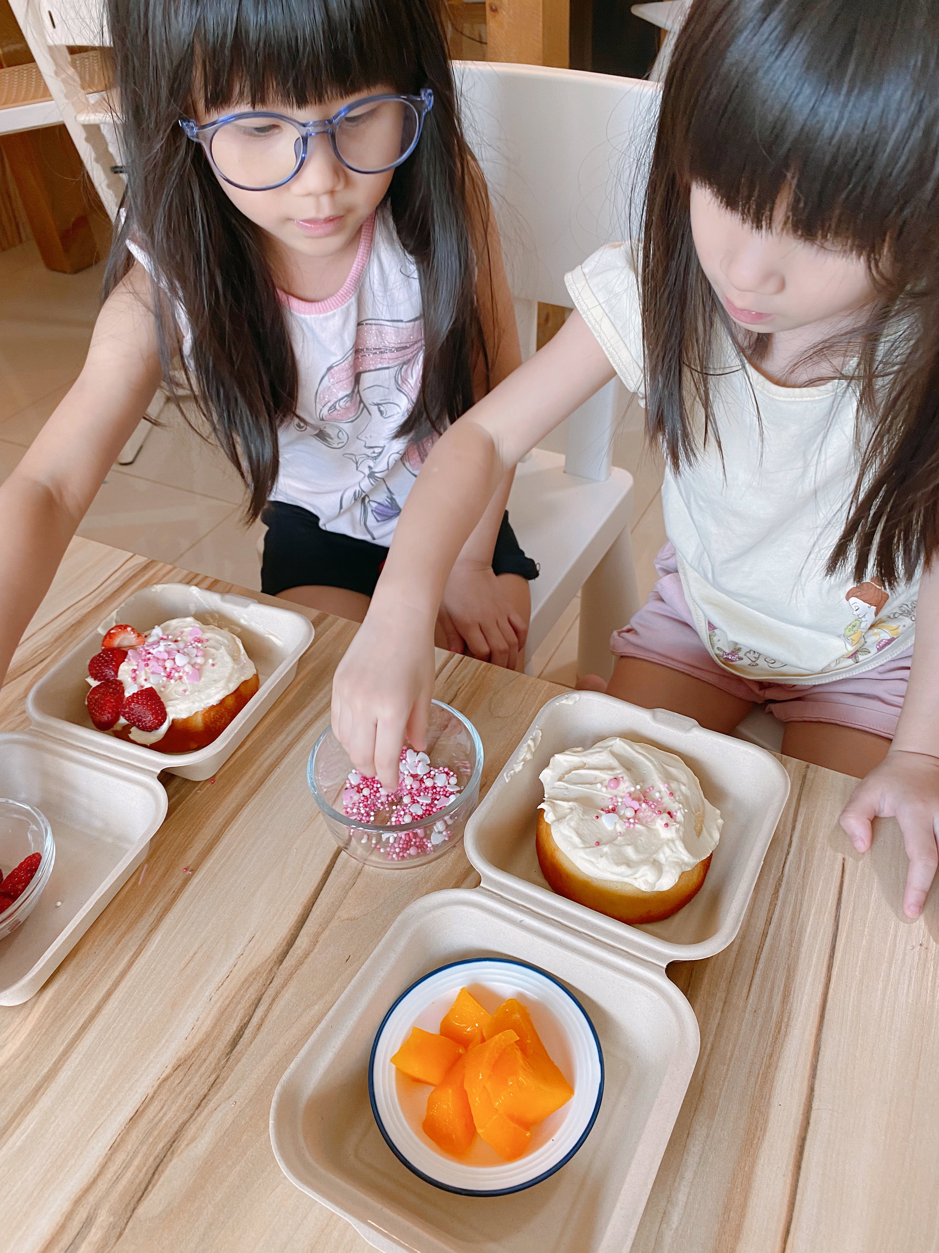 DIY Bento Cake with fresh cream, fruits and sprinkles_1