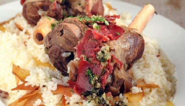طبق موزة ضاني + أرز أو فتة + بطاطس