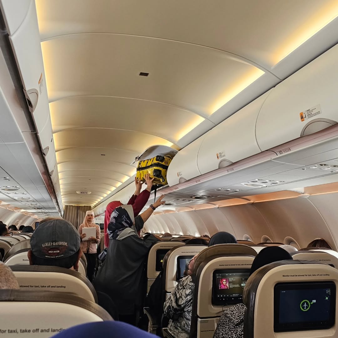 YELLOW B DUCK / BLUE L LUGGAGE WITH SEATBELT _5