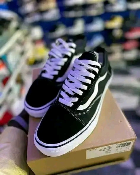 Vance old school preta e branca _3