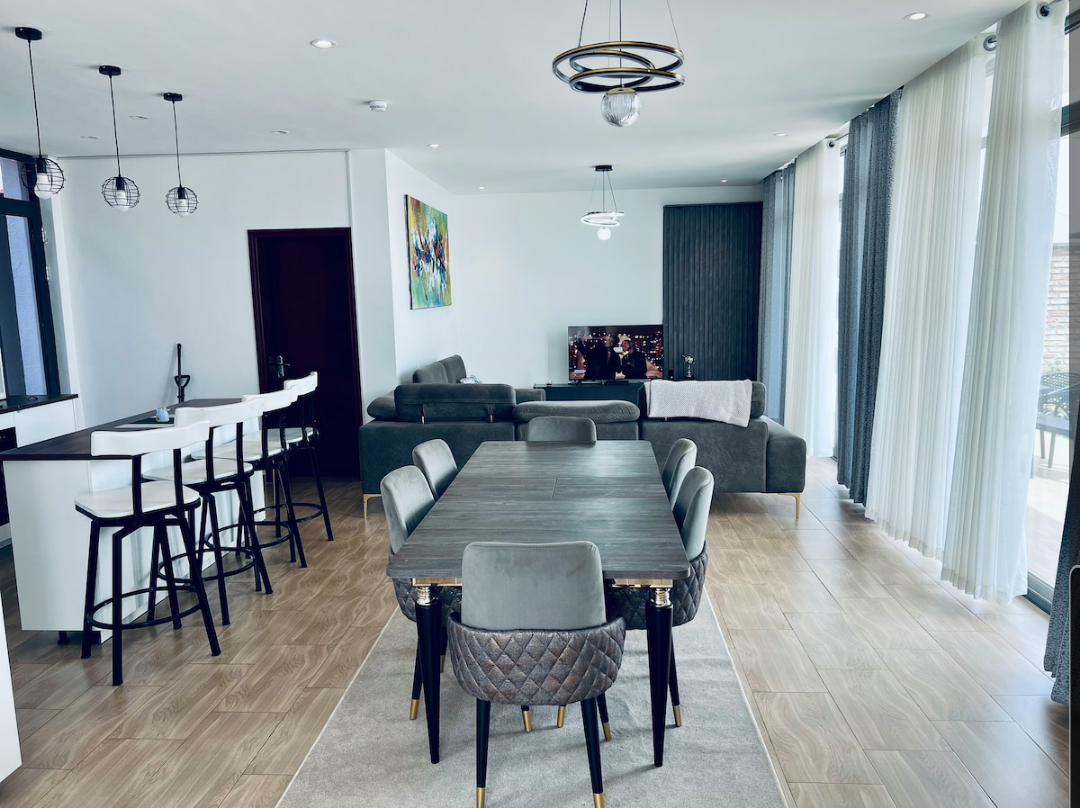 White house Luxury home in Arlighton Estates_4
