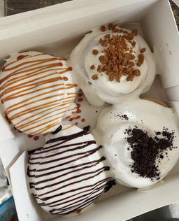 Box of 4 (regular), with toppings 