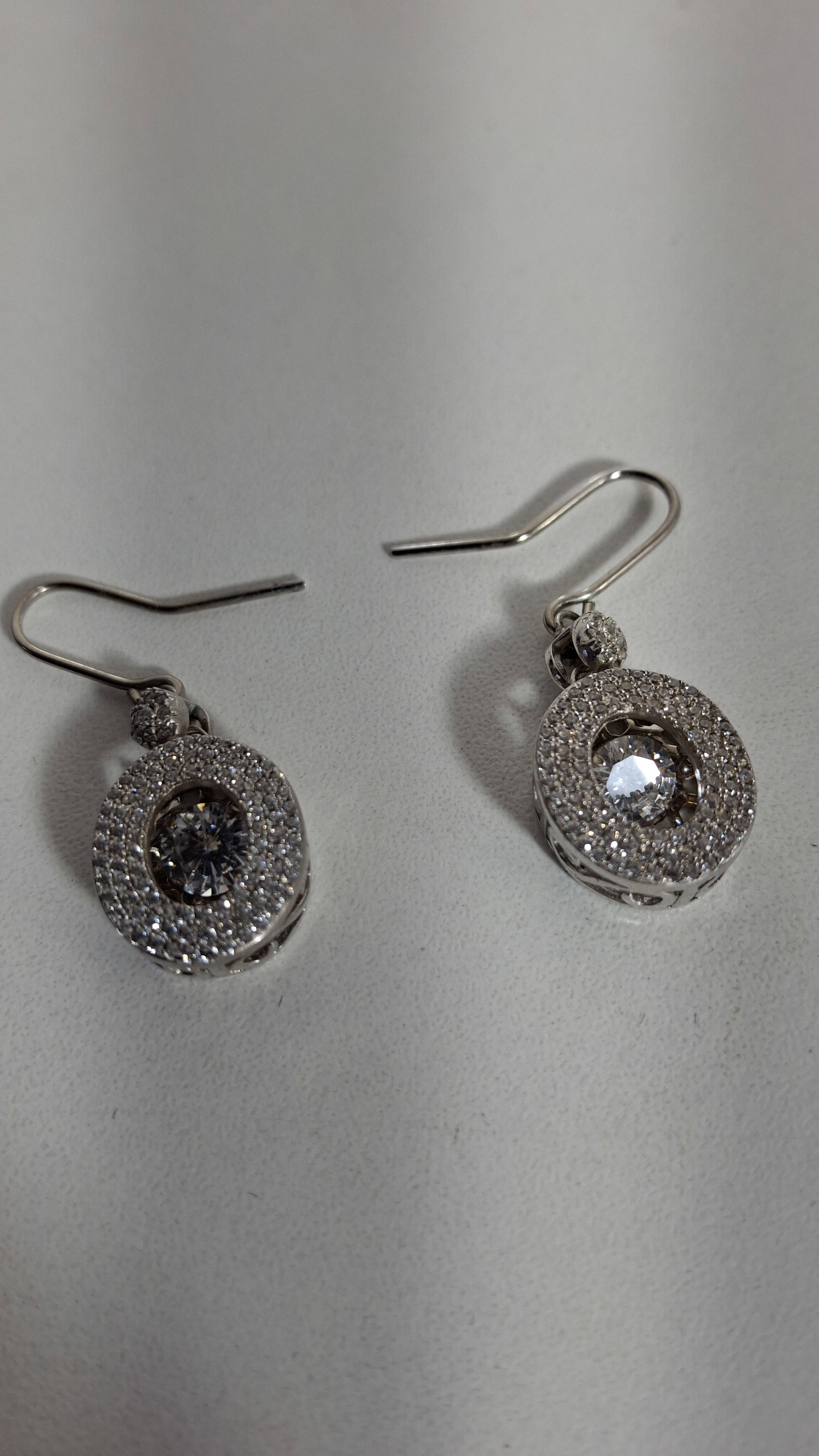 Brinco Prata Oval Dancing Diamonds com Zirconia_1