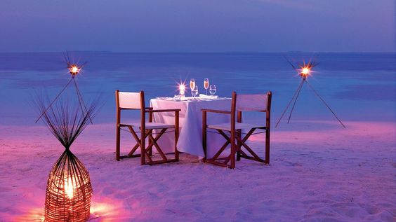 Beach candle lit dinner_0