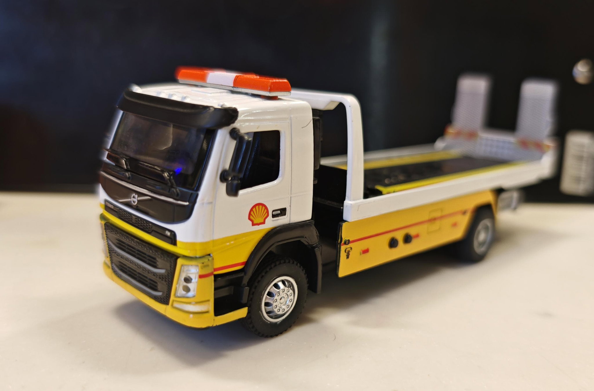 1:50 Shell Volvo Rescue Truck_1