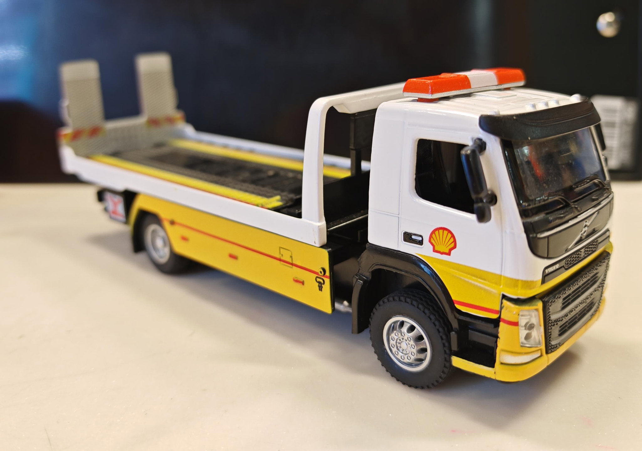 1:50 Shell Volvo Rescue Truck_2