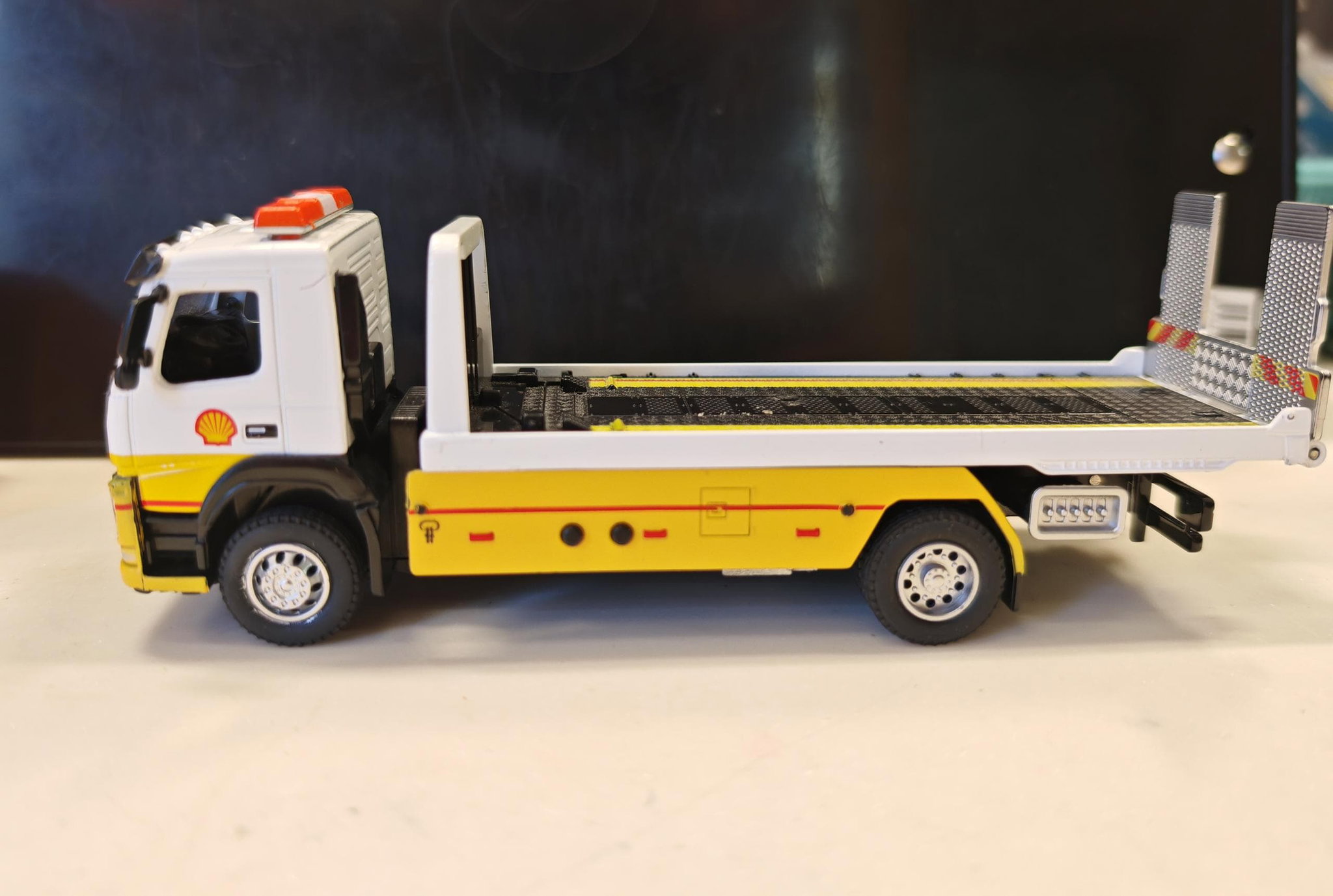1:50 Shell Volvo Rescue Truck_0