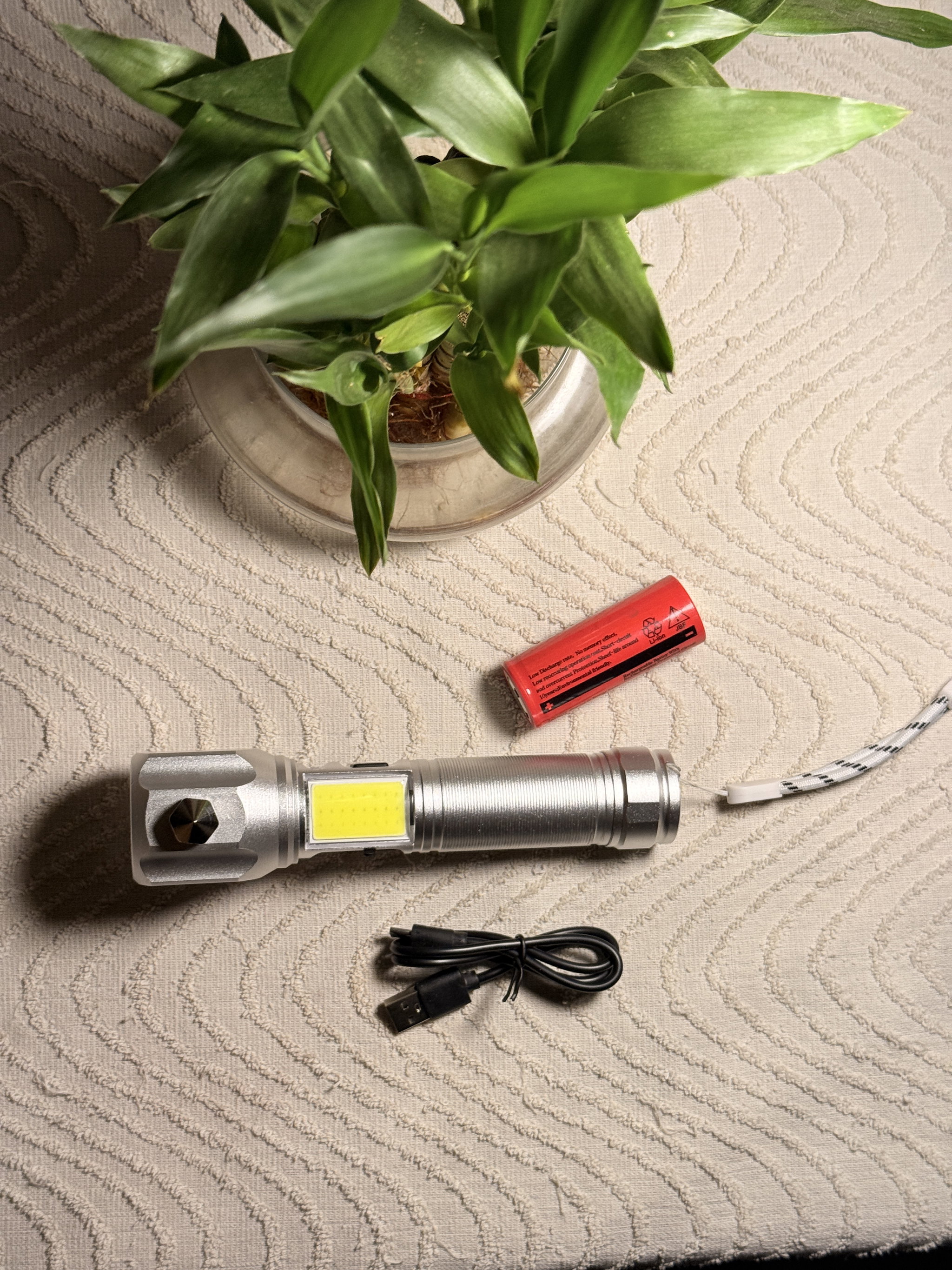 MULTIFUNCTIONAL LED FLASHLIGHT_1