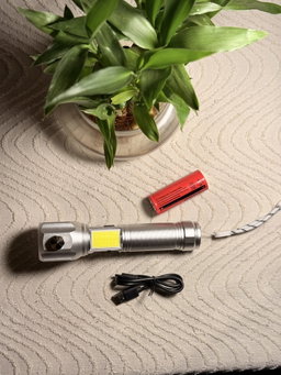 MULTIFUNCTIONAL LED FLASHLIGHT