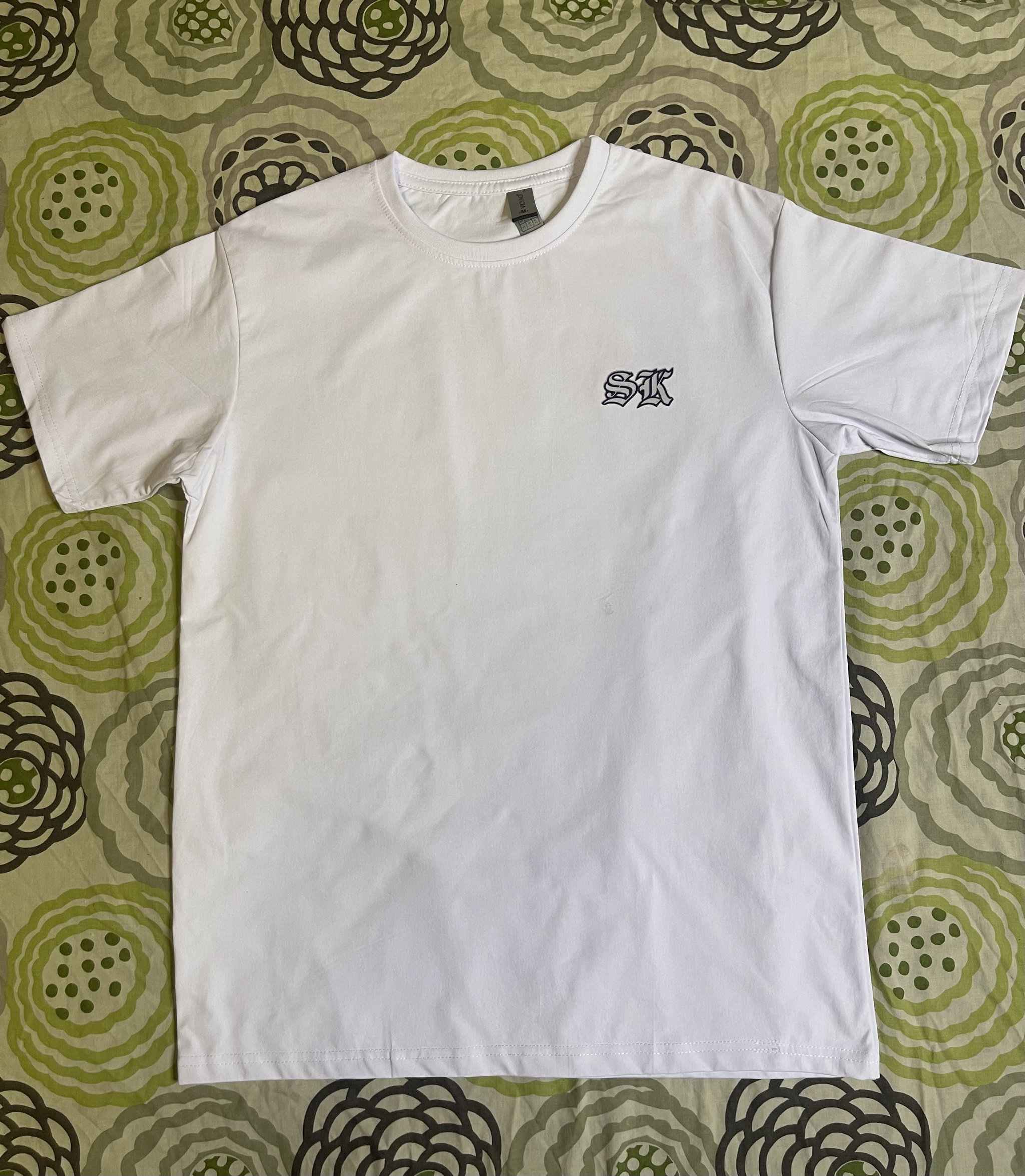 White street wear t-shirt featuring a rose design _1