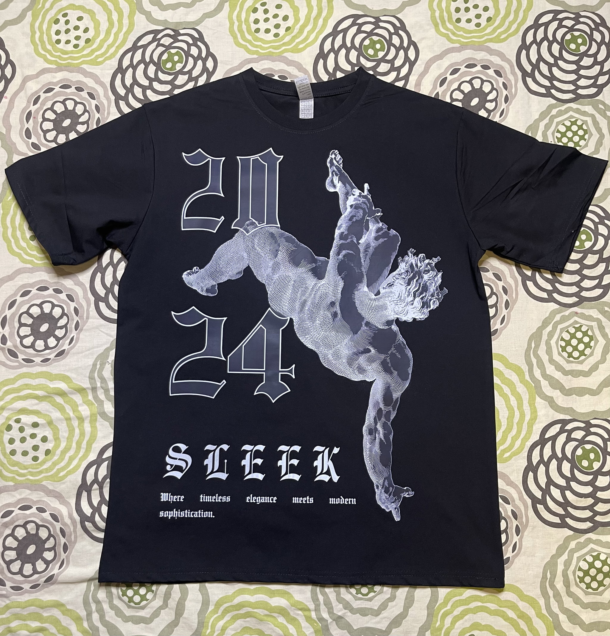 Black street wear T-shirt featuring a sleek design _2