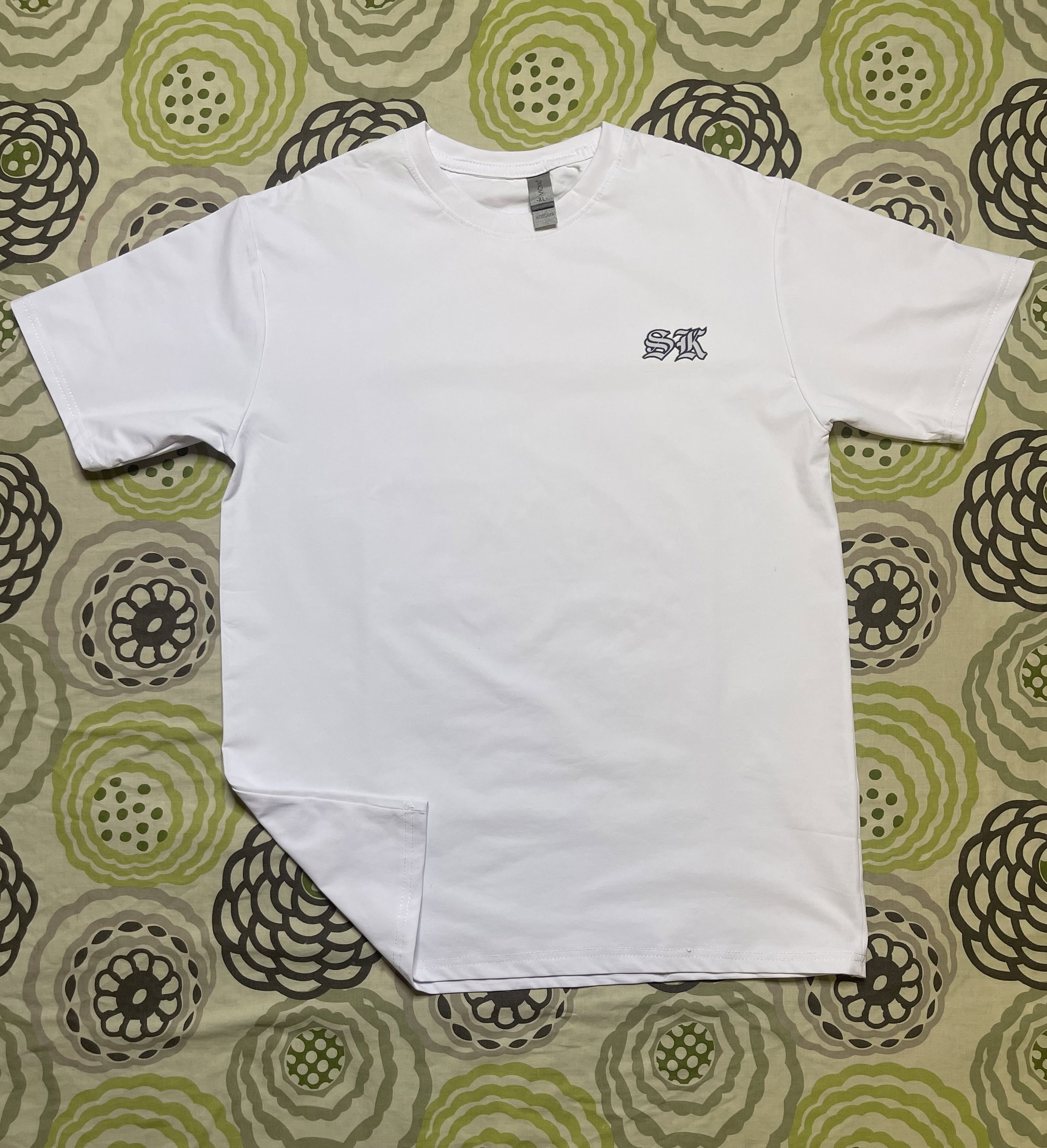 A white street wear T-shirt featuring a sleek design _1