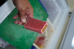 Paleta de Fresa Rellena de Dulce de Leche