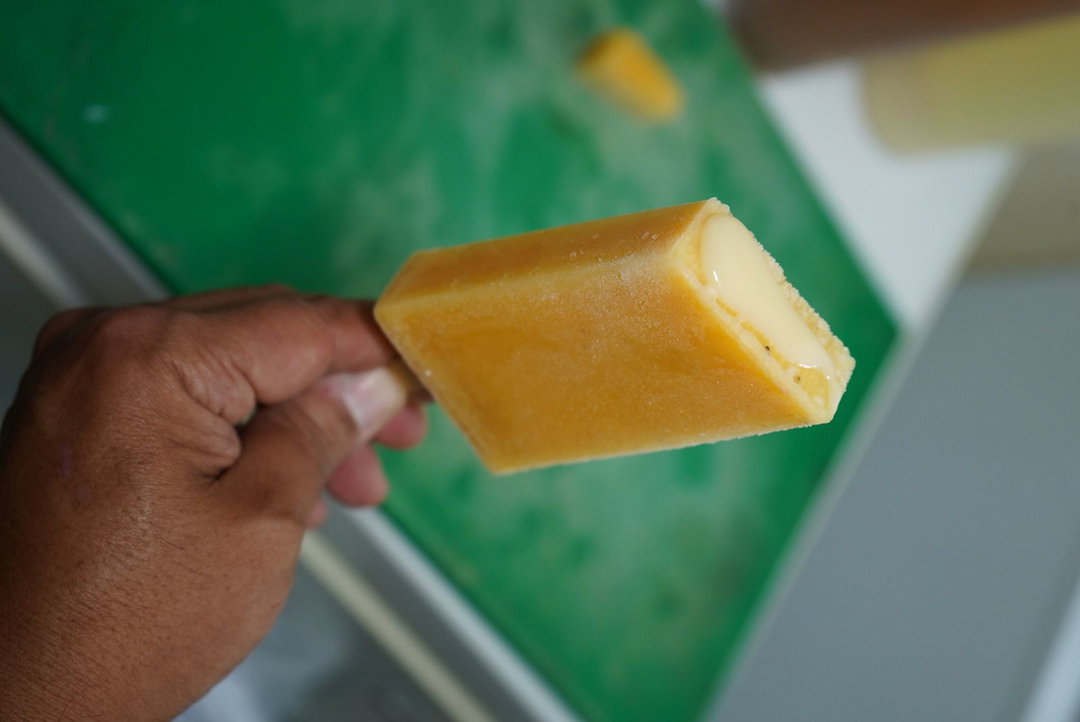 Paleta de Chinola Rellena de Leche Condensada