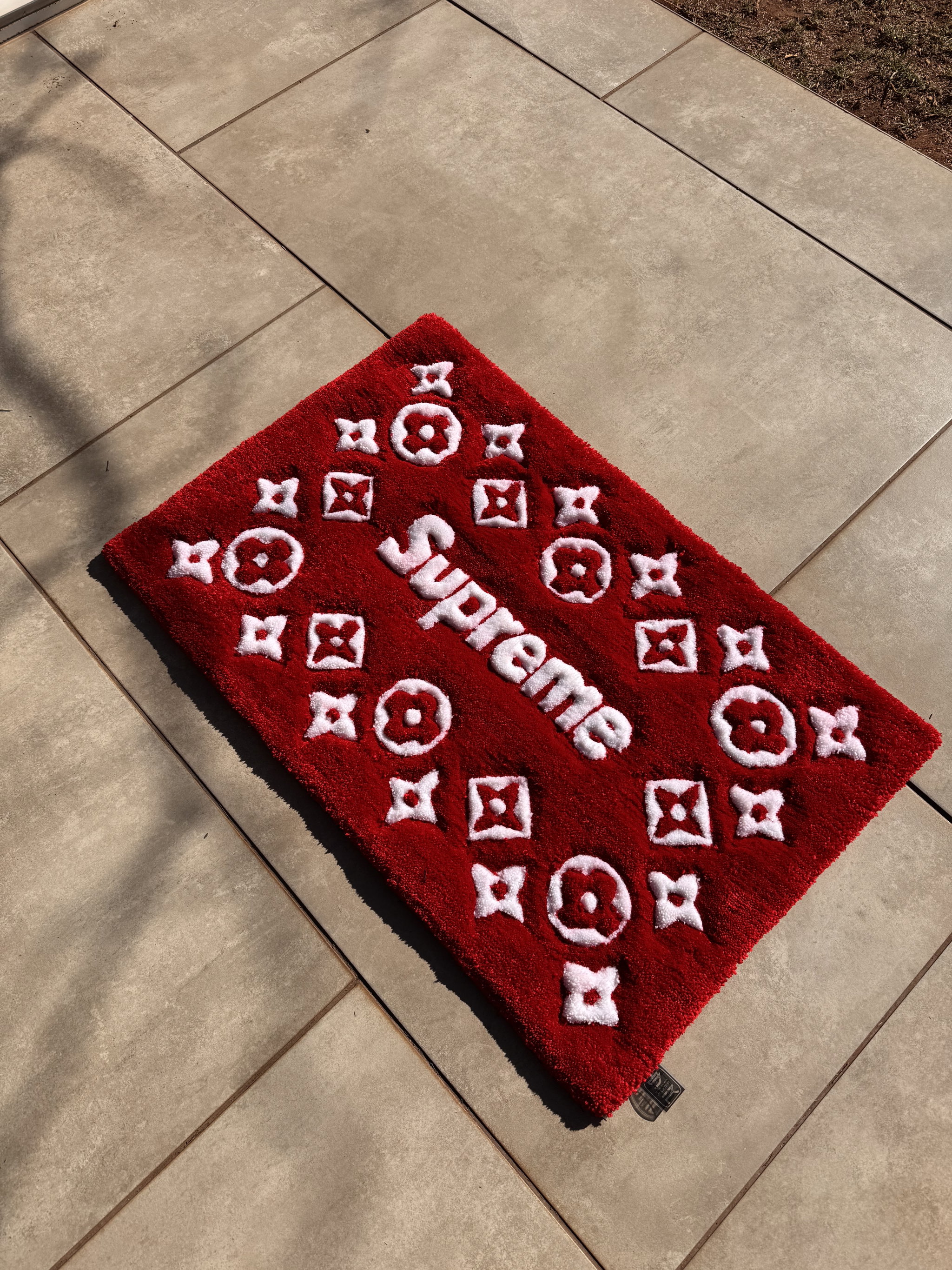 SUPREME RUG_0