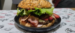 hamburgesa arre pues con papas
