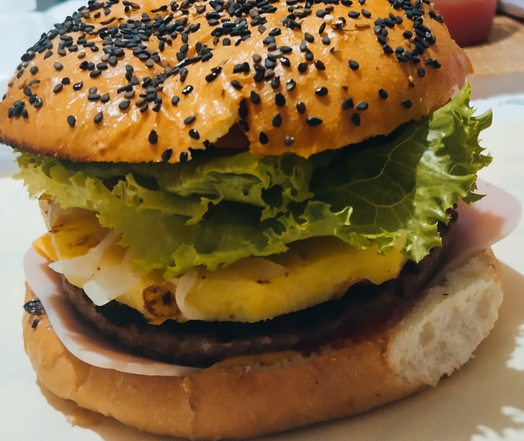 Hamburguesa  hawaiana con papas_0