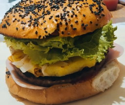 Hamburguesa  hawaiana con papas