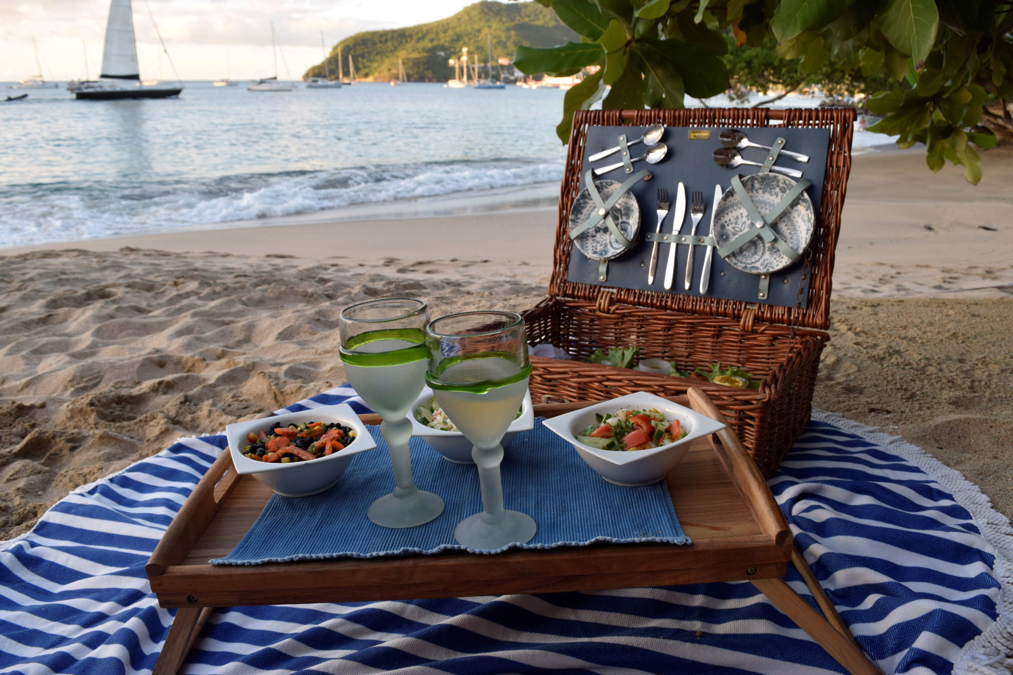 Classic Selection Beach Picnic Hamper _0
