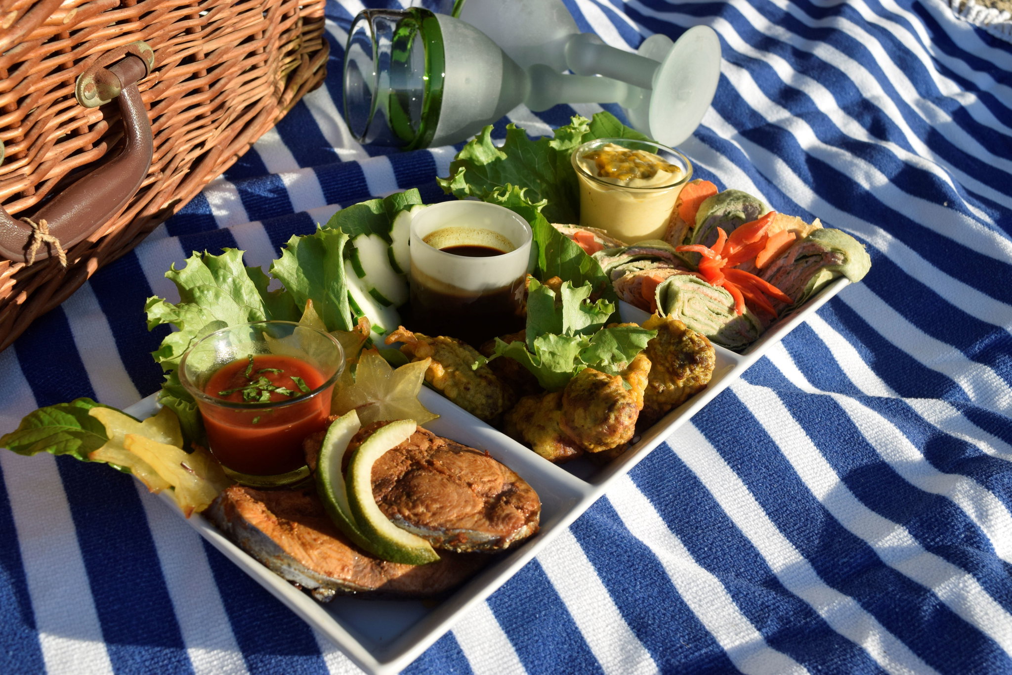 Premium Selection Beach Picnic Hamper_1