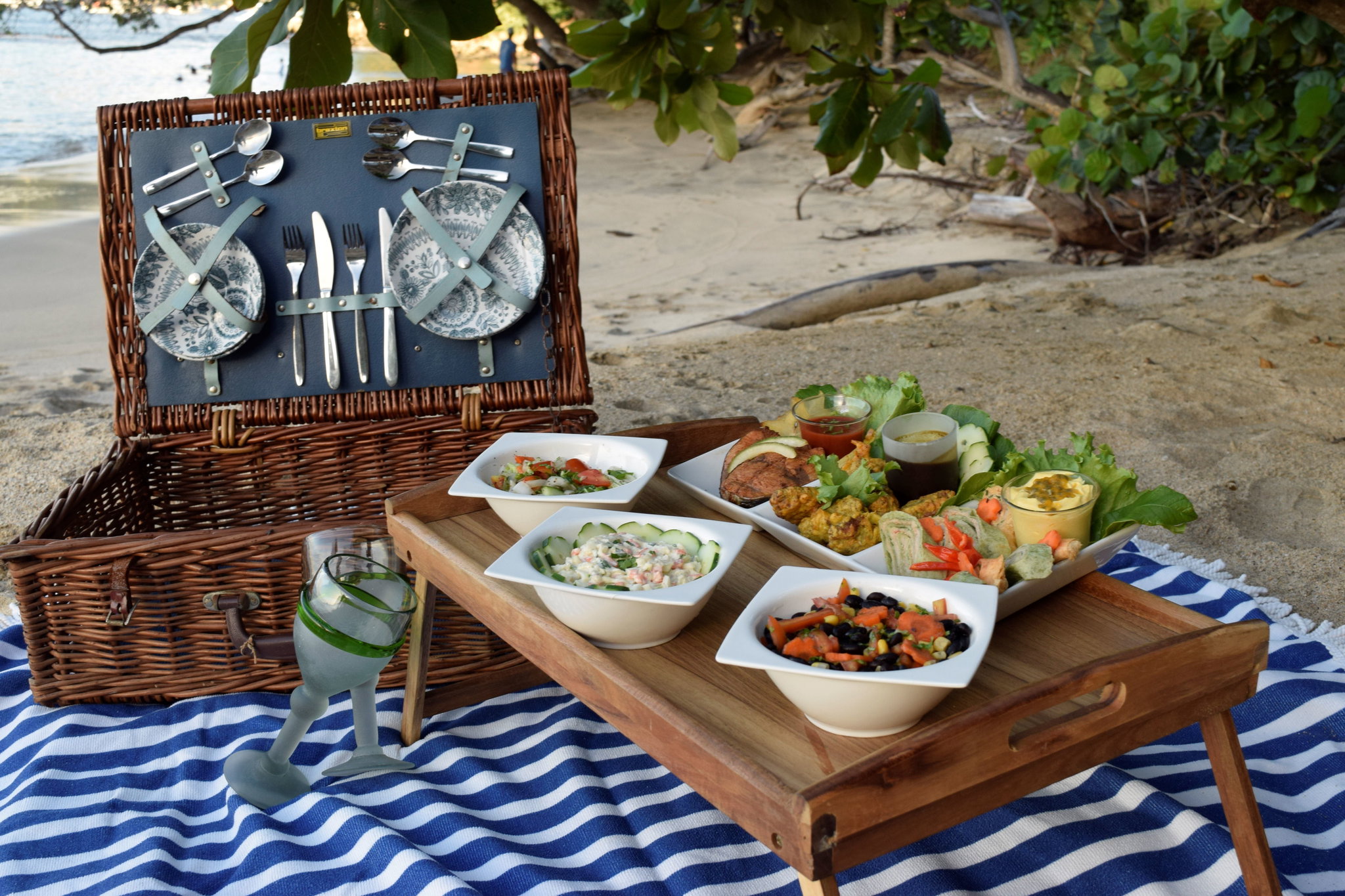Premium Selection Beach Picnic Hamper_2