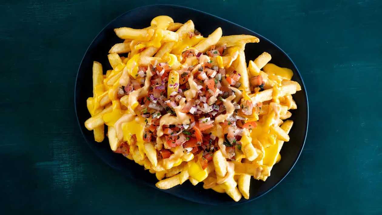 Gooey Cheese Fries with Salsa_0