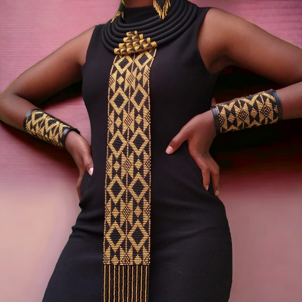 Fierce black and gold necklace set