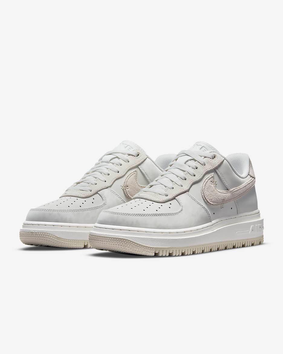 Nike Air Force 1 Luxe_0