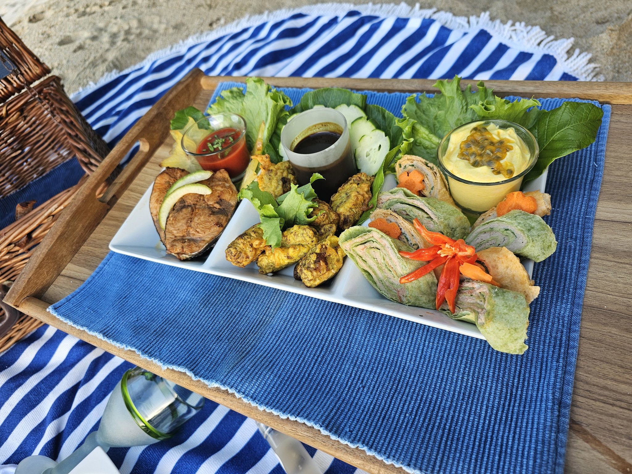 Ma Peggy Hike & Vintage Beach Picnic Hamper_0