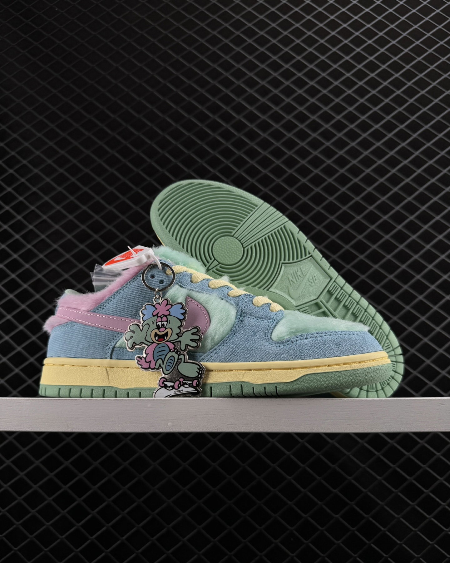 VERDY VISTY x NIKE SB DUNK LOW _2