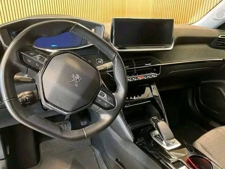 Peugeot e2008 Allure 136CV 2021_4