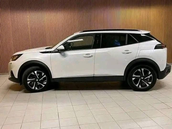 Peugeot e2008 Allure 136CV 2021_3