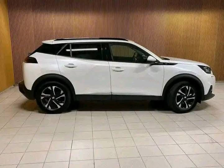 Peugeot e2008 Allure 136CV 2021_5