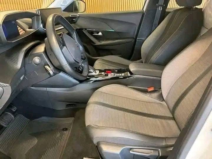 Peugeot e2008 Allure 136CV 2021_6