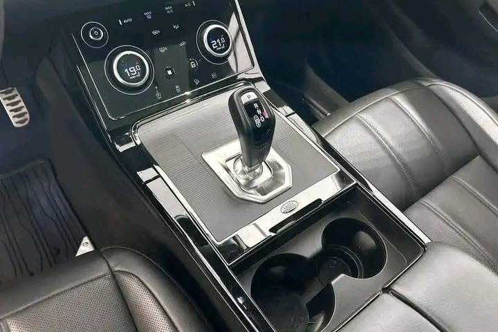 Range Rover Evoque P300e AWD R-Dynamic S Hook_12