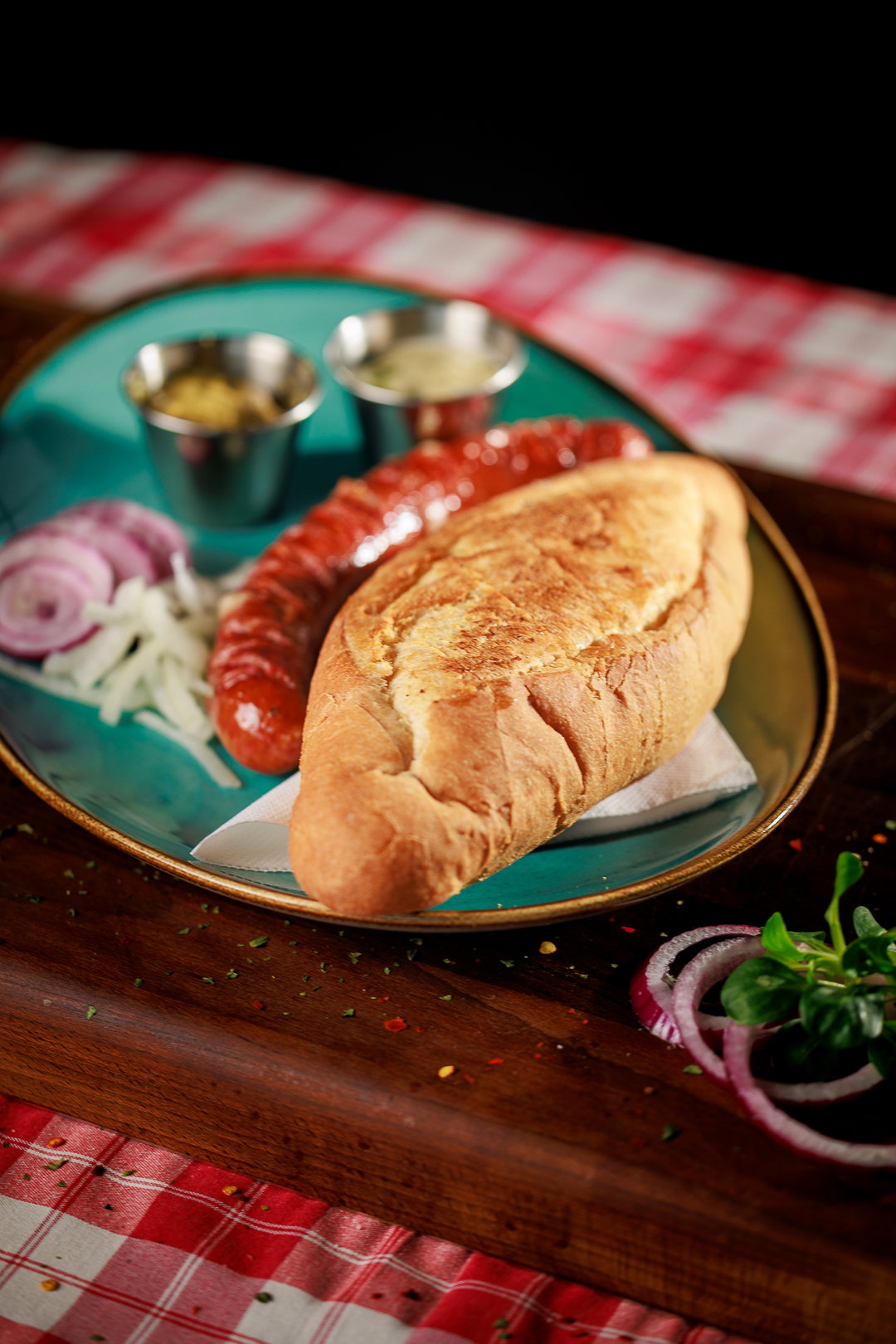 Currywurst/Käsekrainer/Bratwurst mit Brot