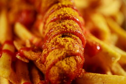 Currywurst/Käsekrainer/Bratwurst mit Pommes
