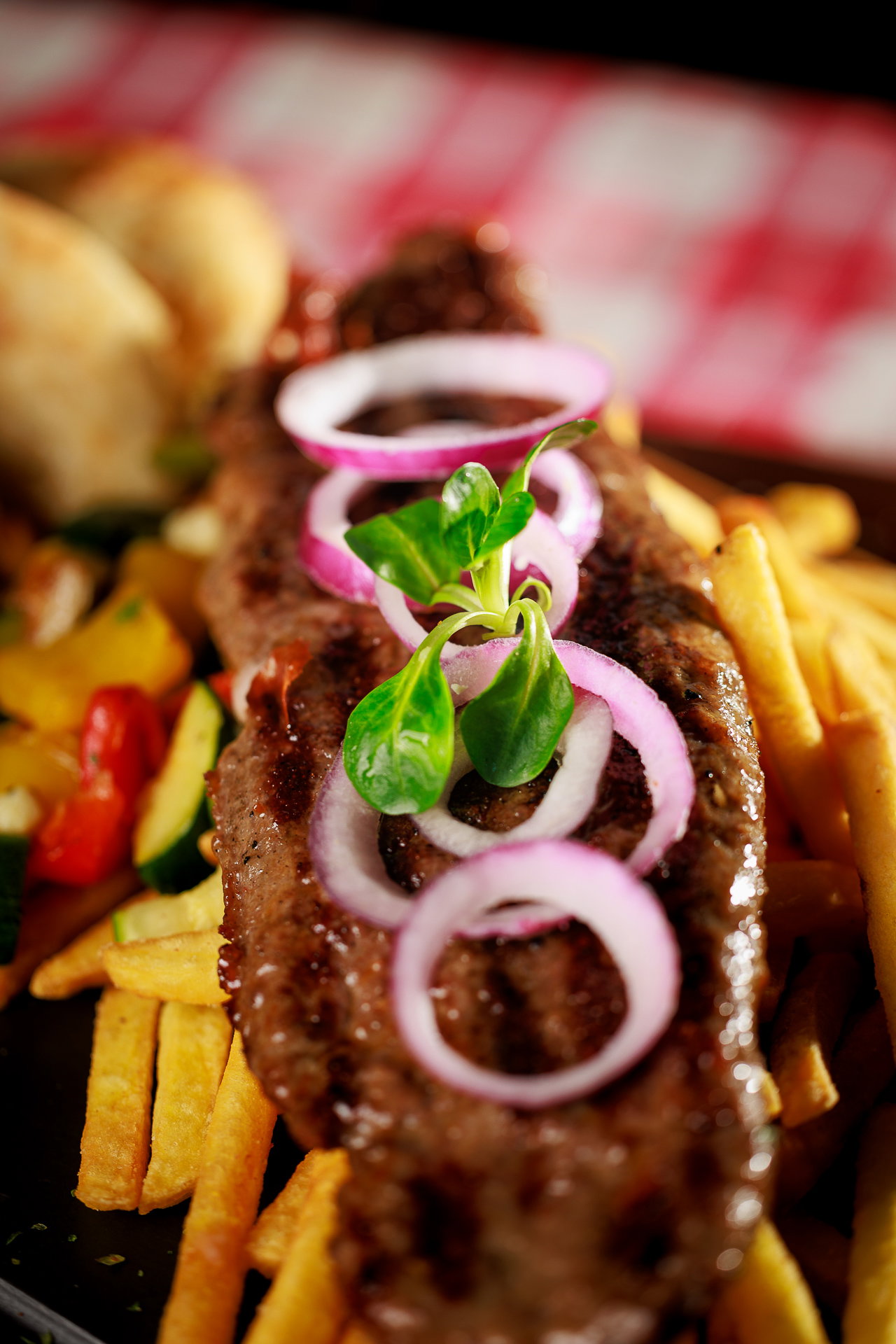 Gefüllte Pljeskavica mit Pommes_1