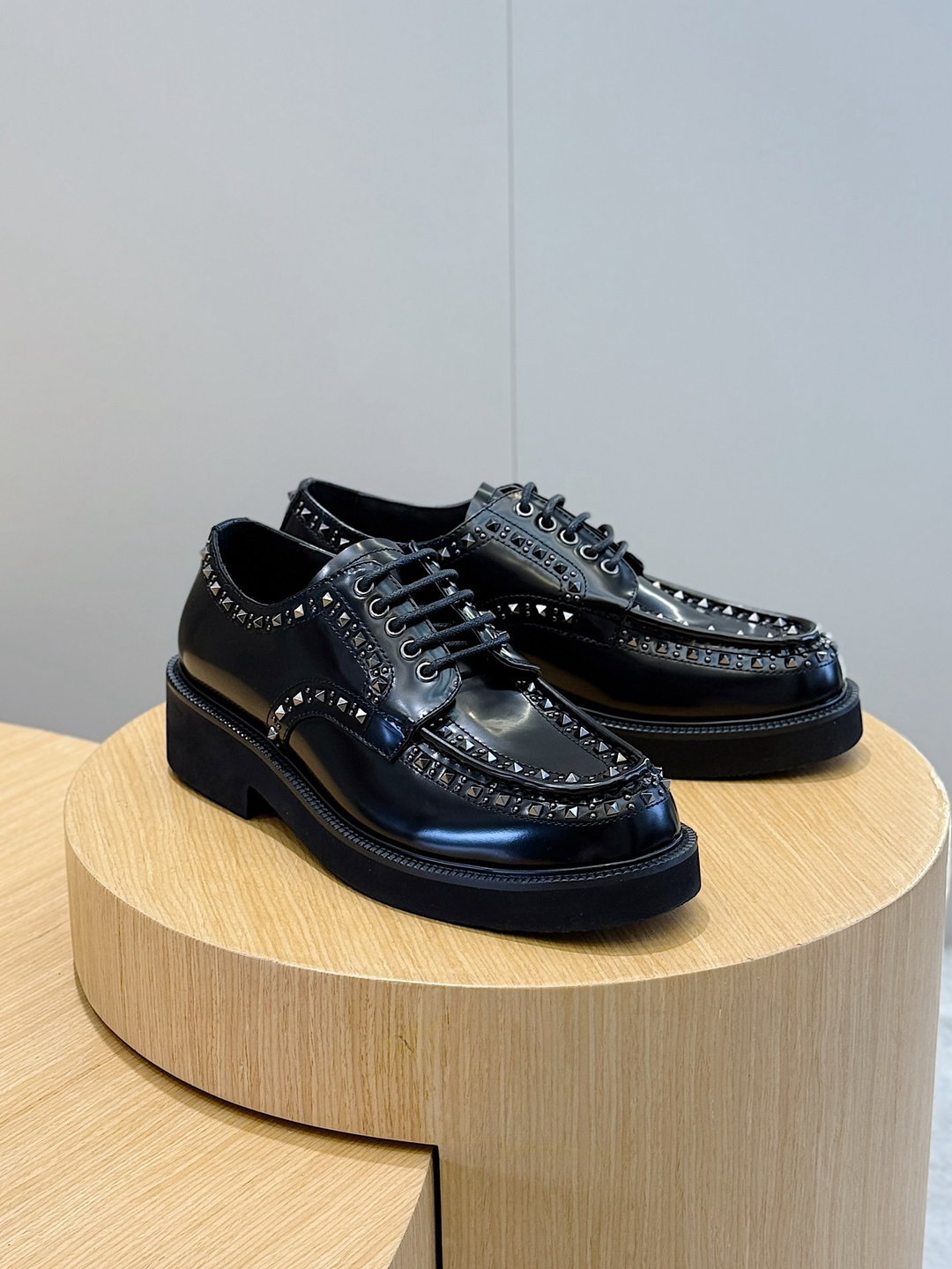 VALENTINO GARAVANI GENTLEGLAM DERBY SHOE 