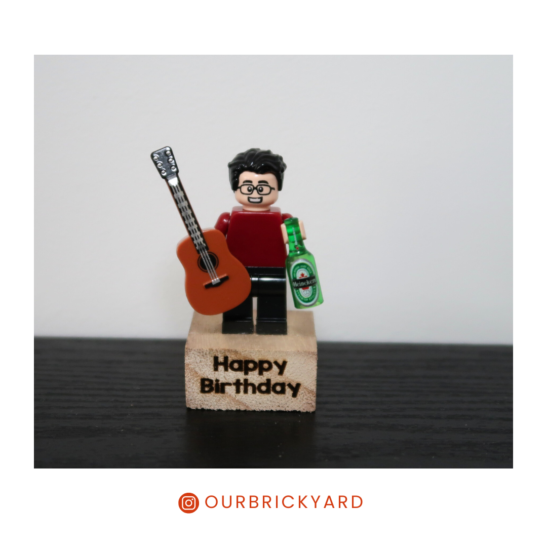 Minifigure on stand_5