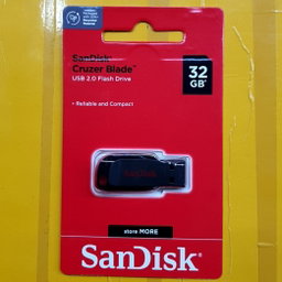 32GB Sandisk Cruzer Blade Flashdisk