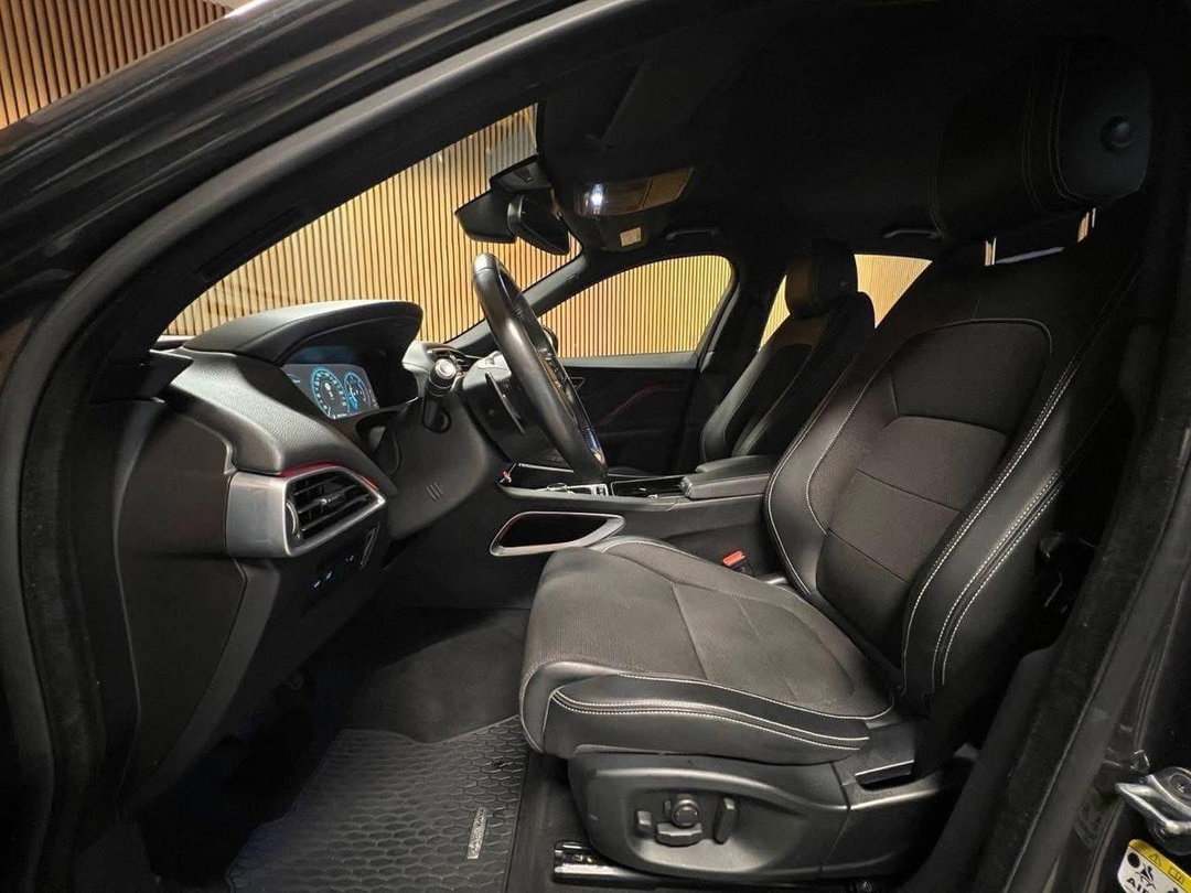 Jaguar F-PACE / 2017