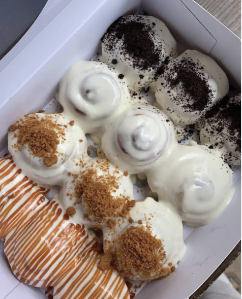 Frosted Cinnamon Rolls with Toppings_0