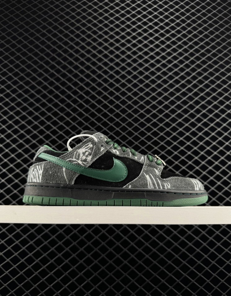 NIKE SB DUNK LOW ‘ There Skateboards ‘