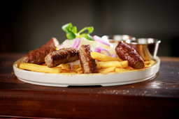 Cevapcici mit Pommes oder Salat